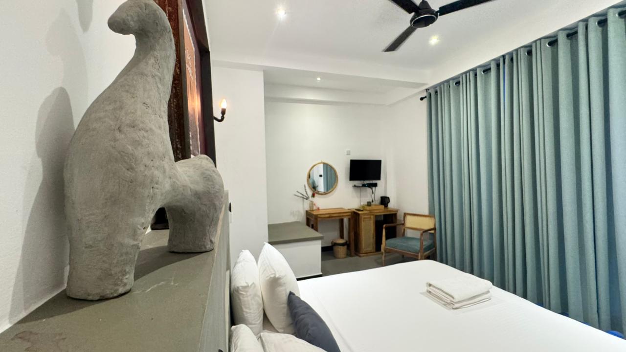 Deluxe balcony room bed detail
